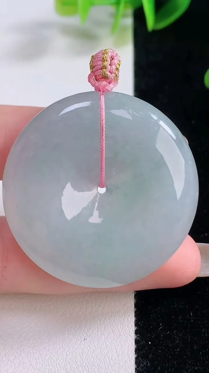 天然A货翡翠平安扣吊坠，尺寸40-7，重量:24.43g
11月19日