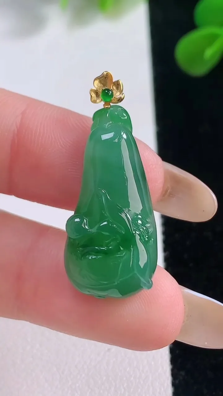 天然A货翡翠福瓜吊坠，尺寸26.8-13-7，重量:4.16g
11月19日