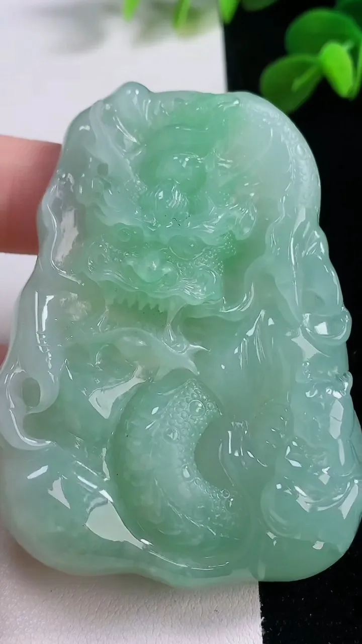 天然A货翡翠龙牌吊坠，尺寸66-47.6-10.6，重量:65.40g
11月19日