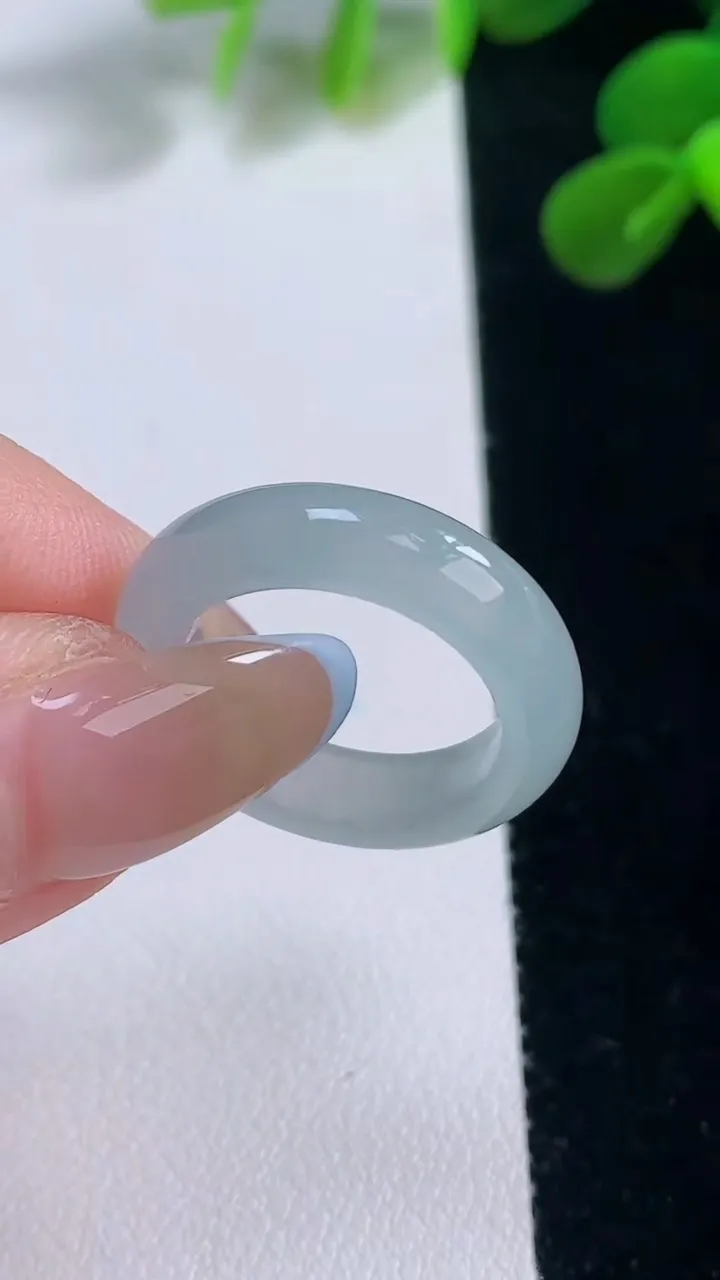 天然A货翡翠指环戒指，尺寸17.3-5.2-3.2，重量:3.58g2025年11月19日
工厂直销收藏佳品,种好水足，色泽均匀，有种有色，上手高大气！