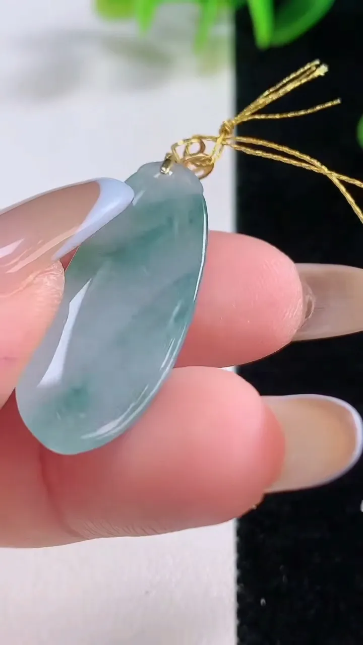 天然A货翡翠种飘花福瓜吊坠，尺寸30.2-12.3-5.5，重量:4.74g
11月19日