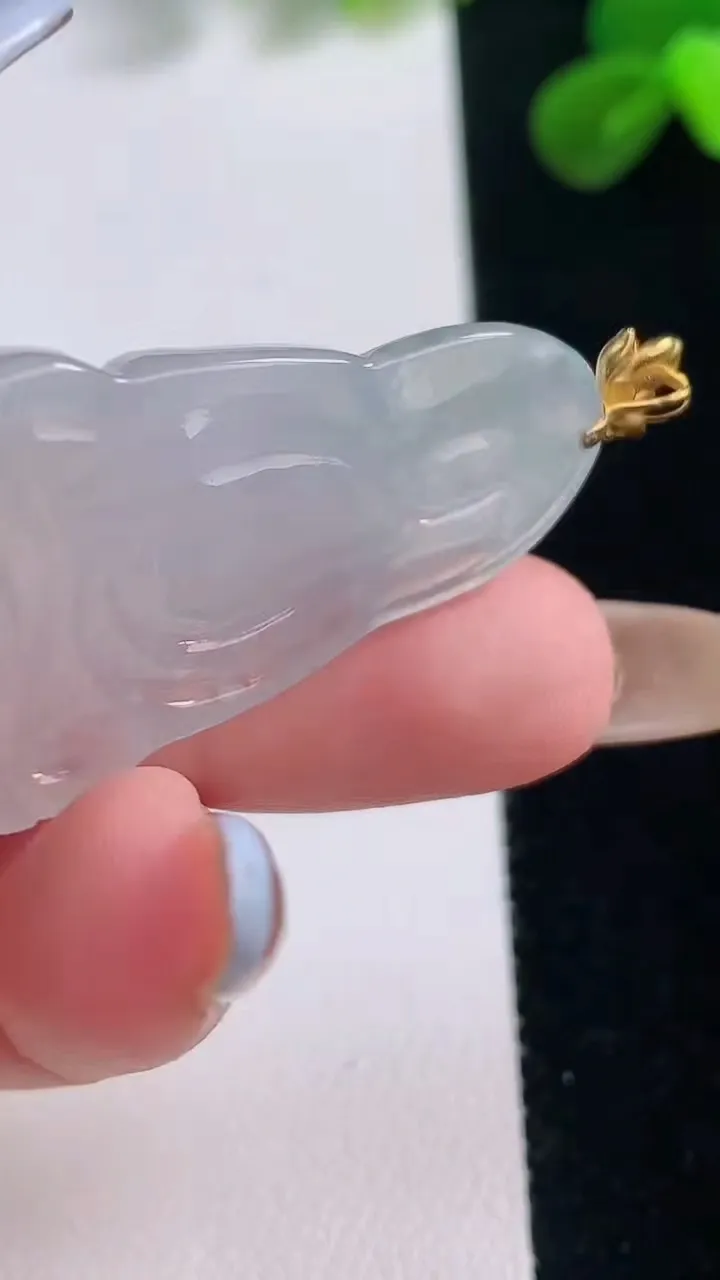 天然A货翡翠种飘花观音菩萨吊坠，尺寸38-24.2-5.3，重量:8.82g
11月19日