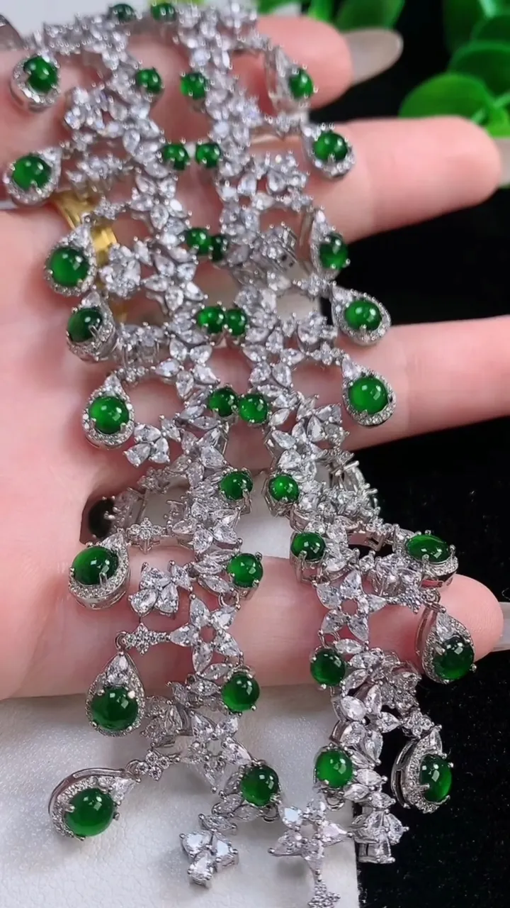 天然A货翡翠蛋面项链，尺寸4.5，重量:39.11g11月19日
工厂直销收藏佳品,种好水足，色泽均匀，有种有色，上手高大气！