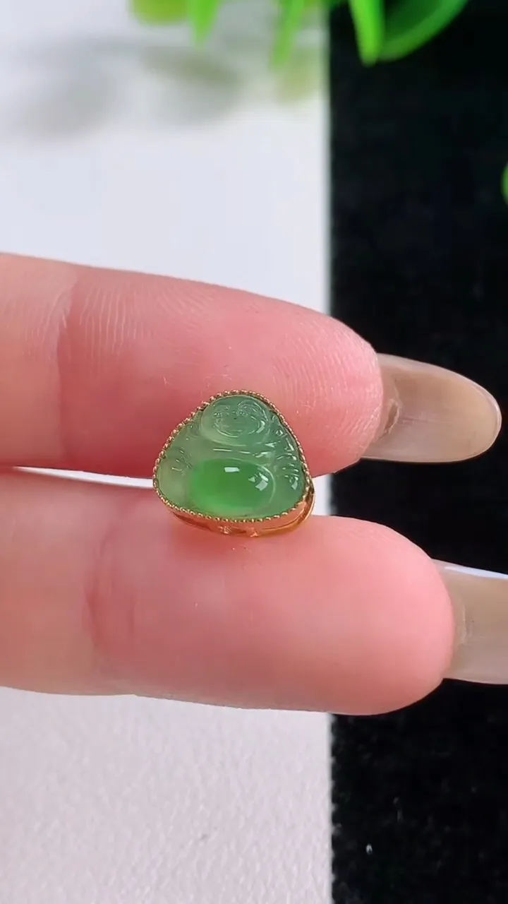 天然A货翡翠佛公吊坠，尺寸9-10.4-6.2，重量:1.17g
11月19日