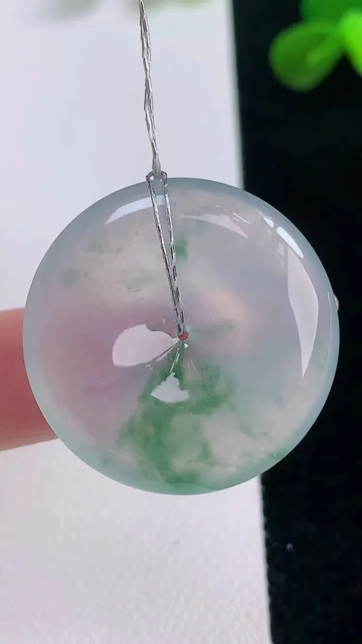 天然A货翡翠种飘花平安扣吊坠，尺寸28.3-5.7，重量:9.38g
11月19日