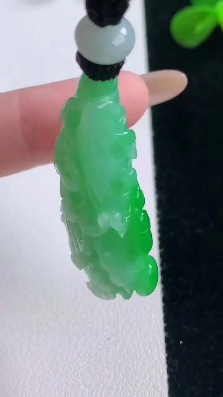 天然A货翡翠白菜吊坠，尺寸37.4-22-12.2，重量:19.69g
11月19日