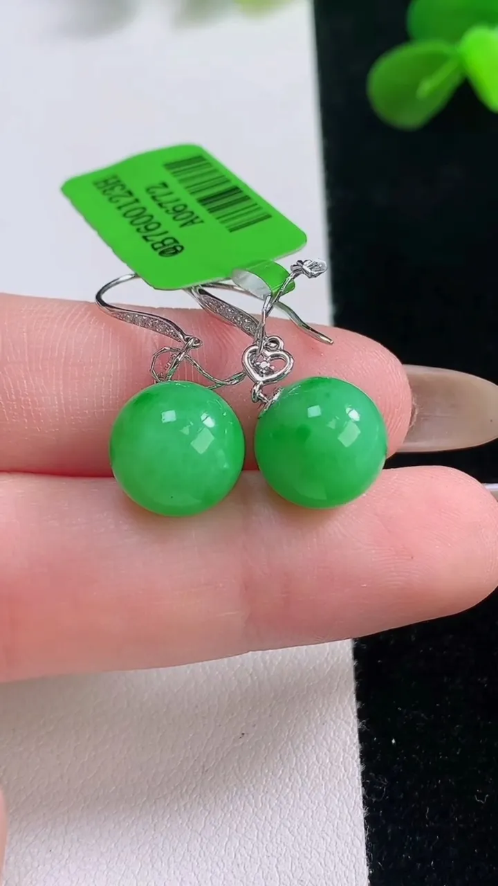 天然A货翡翠圆珠耳坠，尺寸10.6，重量:5.18g11月19日
工厂直销收藏佳品,种好水足，色泽均匀，有种有色，上手高大气！