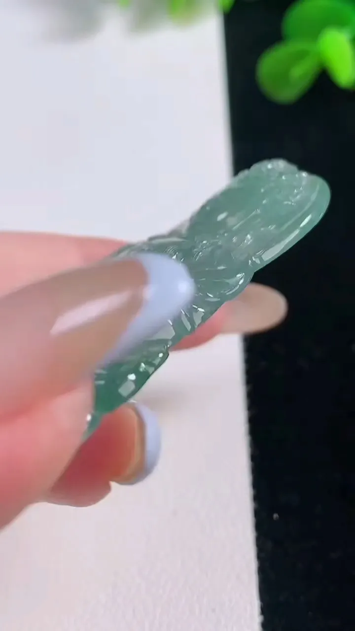 天然A货翡翠度母观音吊坠，尺寸58-38-5.6，重量:20.72g
11月19日