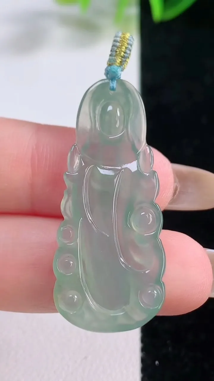 天然A货翡翠观音菩萨吊坠，尺寸38.8-16.5-3.4，重量:4.04g
11月19日