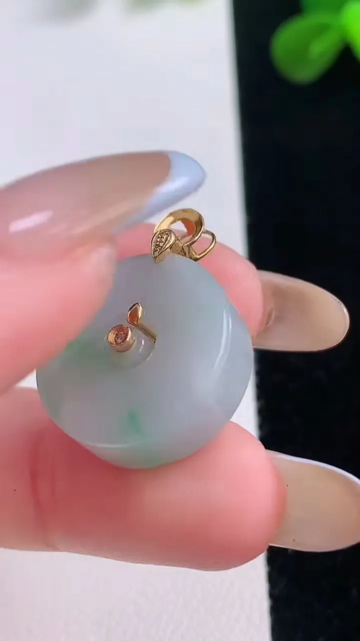 天然A货翡翠母子平安扣吊坠，尺寸18.6-6，重量:6.16g
11月19日