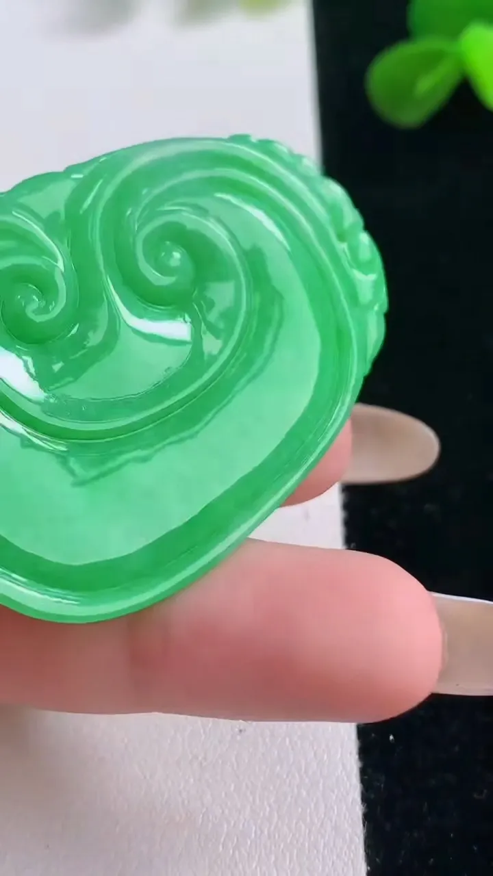 天然A货翡翠如意吊坠，尺寸48.3-33.6-5.6，重量:21.08g
11月19日