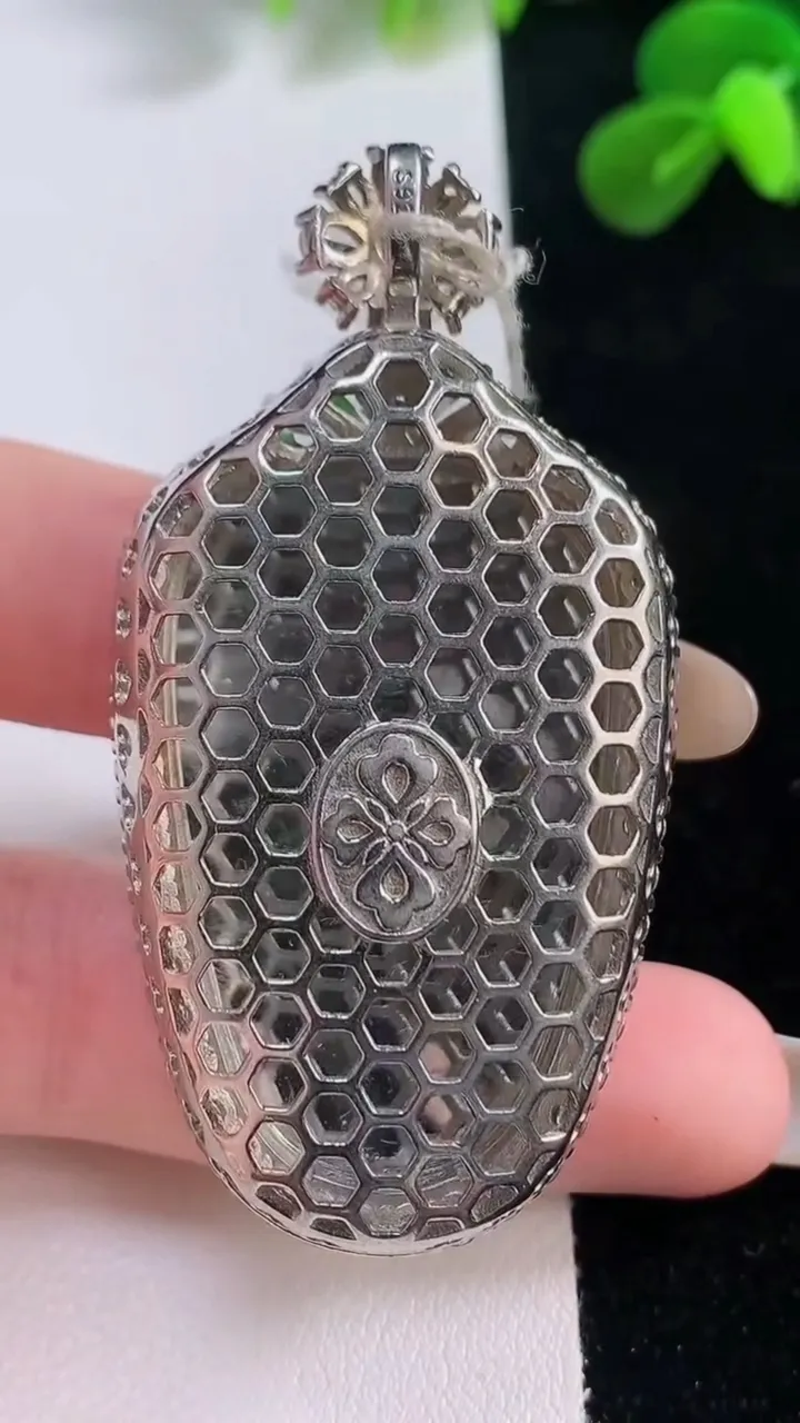 天然A货翡翠平安扣吊坠，尺寸18.8-3.3，重量:2.78g
11月19日