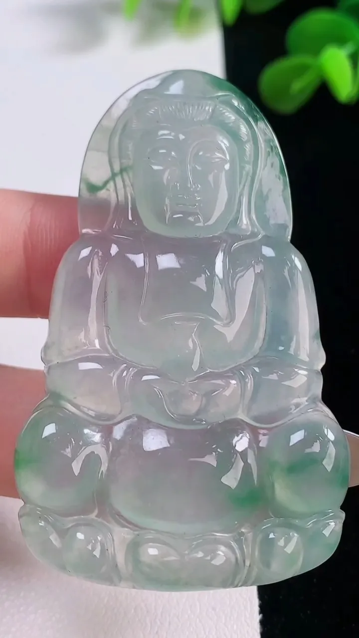 天然A货翡翠种飘花观音菩萨吊坠，尺寸60.2-37.2-5.5，重量:21.55g
11月19日