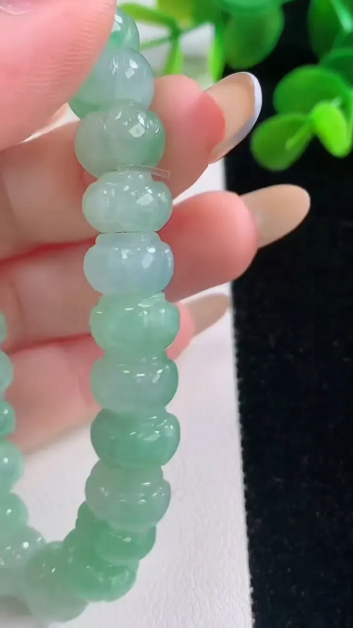 天然A货翡翠莲花手串，尺寸10-6.3-28颗，重量:37.00g11月19日
工厂直销收藏佳品,种好水足，色泽均匀，有种有色，上手高大气！