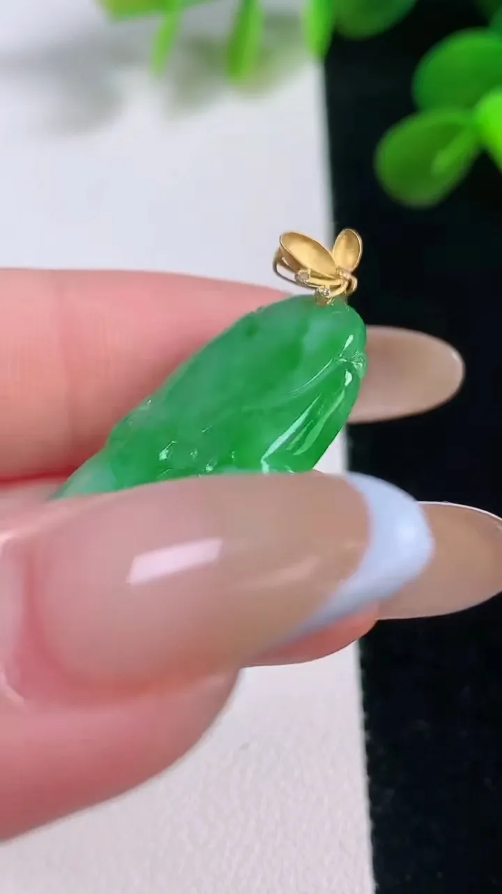 天然A货翡翠和和美美 荷花吊坠，尺寸32.8-15.8-3.4，重量:4.34g
11月19日
