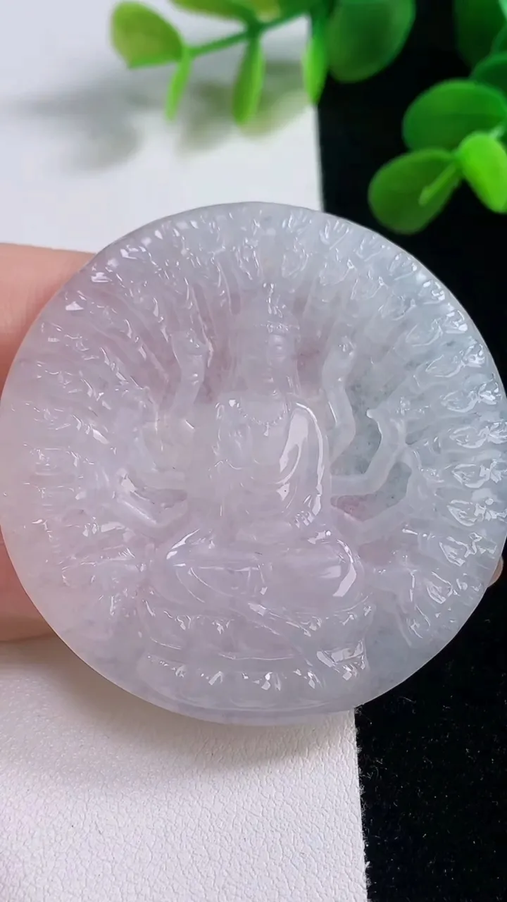 天然A货翡翠千手观音吊坠，尺寸51.8-5，重量:29.26g
11月19日