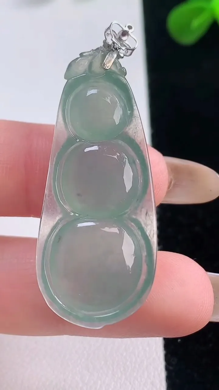 天然A货翡翠福豆吊坠，尺寸41-17.5-6，重量:7.06g
11月19日