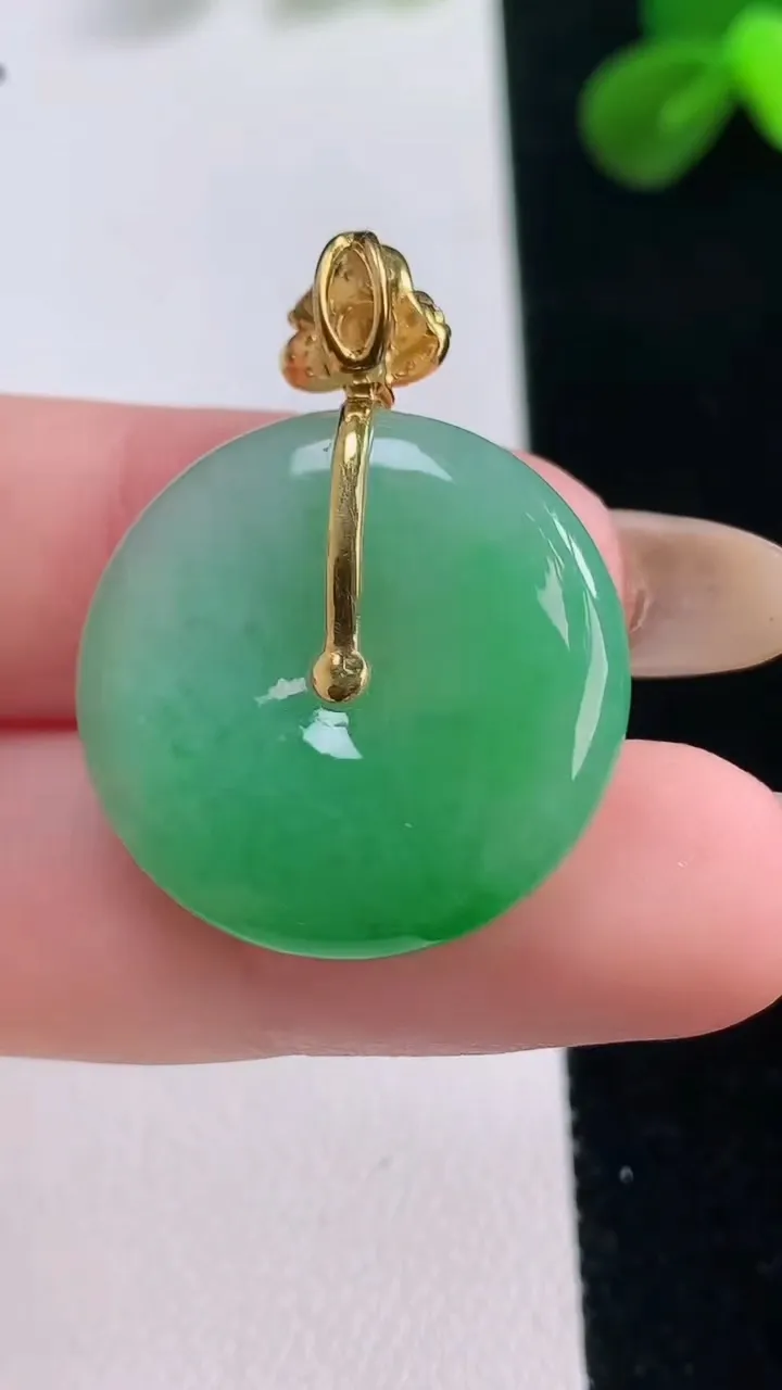 天然A货翡翠平安扣吊坠，尺寸23.7-5.7，重量:8.29g
11月19日