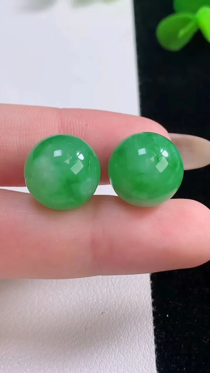 天然A货翡翠圆珠镶嵌件一对，尺寸13.8，重量:11.01g
11月19日
