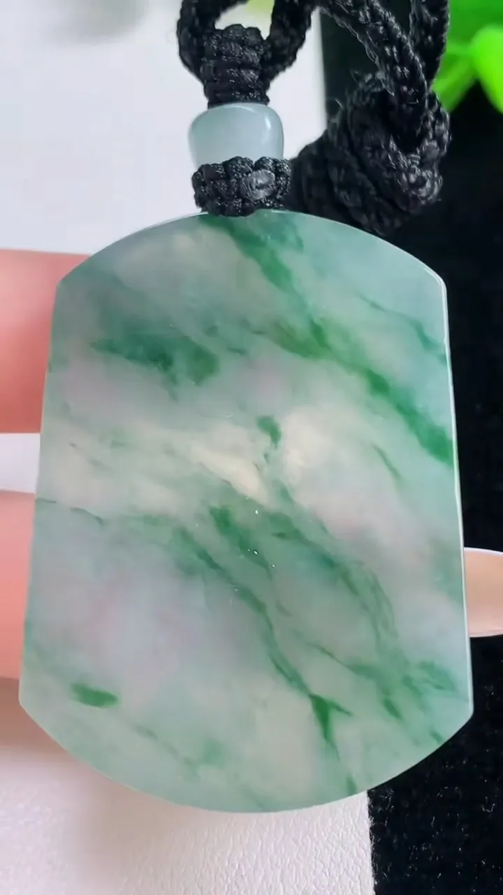 天然A货翡翠种飘花无事牌吊坠，尺寸47.2-34.5-4.6，重量:26.39g
11月19日