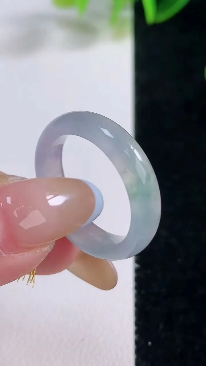 天然A货翡翠冰种飘花指环戒指，尺寸18.7-4.6-2.7，重量:3.44g2025年11月19日
工厂直销收藏佳品,种好水足，色泽均匀，有种有色，上手高大气！