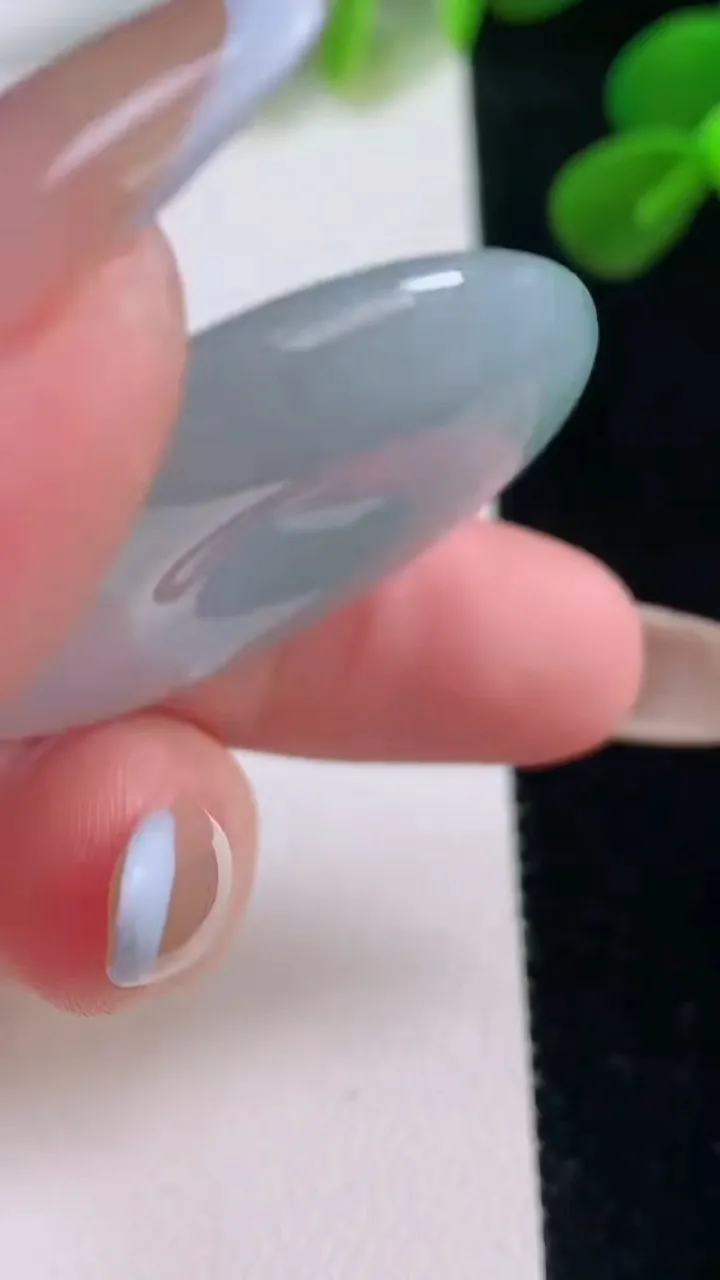 天然A货翡翠平安扣吊坠，尺寸36-5.5，重量:16.60g
11月19日