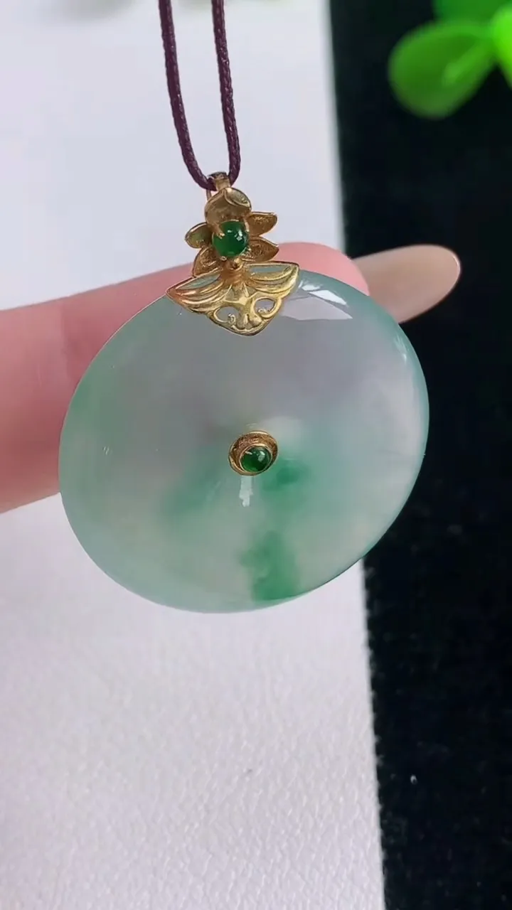 天然A货翡翠种飘花平安扣吊坠，尺寸27-6，重量:9.89g
11月19日