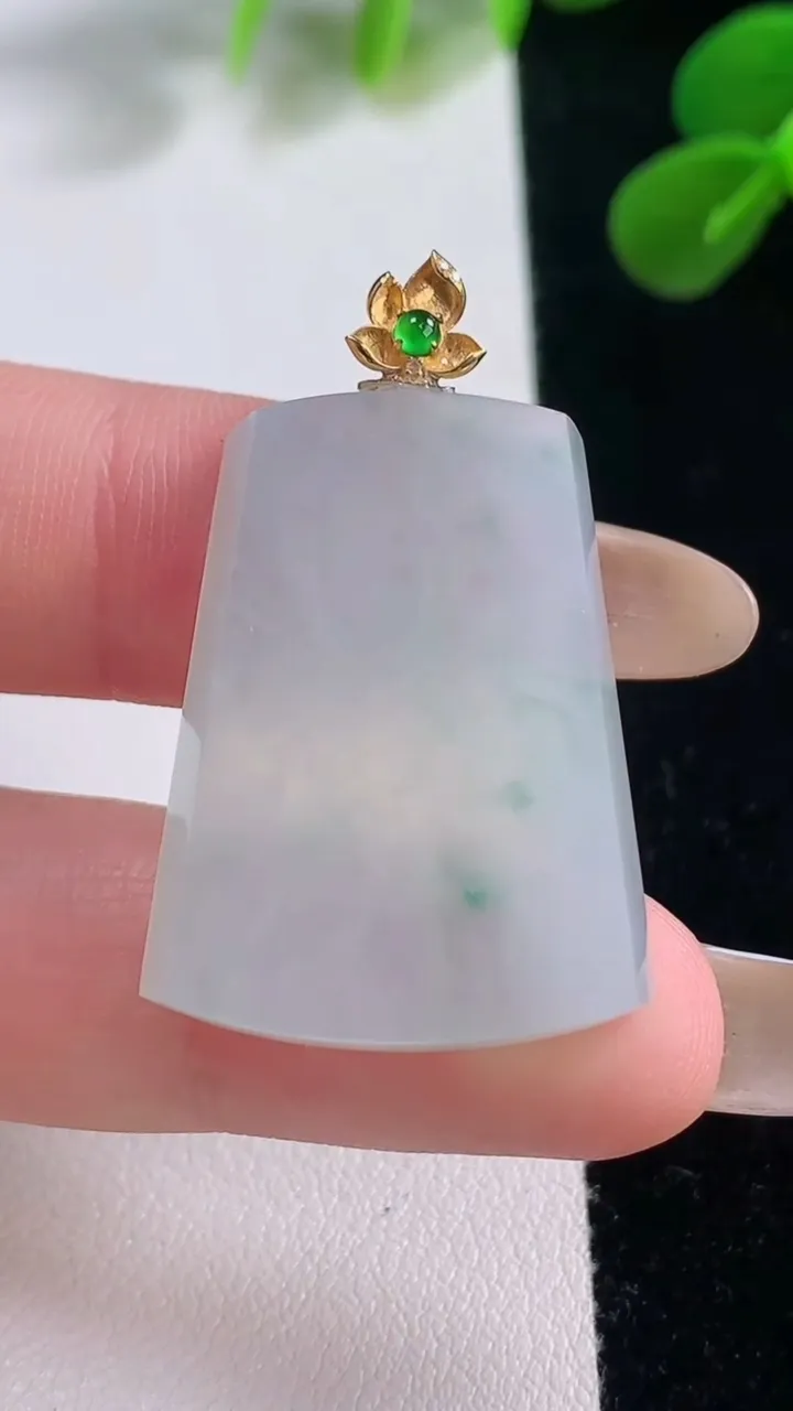 天然A货翡翠种飘花无事牌吊坠，尺寸29.6-23-4.6，重量:8.48g
11月19日