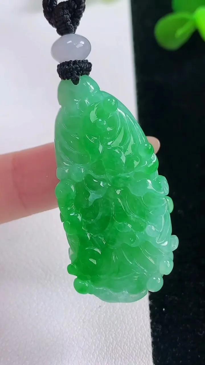 天然A货翡翠白菜吊坠，尺寸39.8-19.8-10.4，重量:19.10g
11月19日