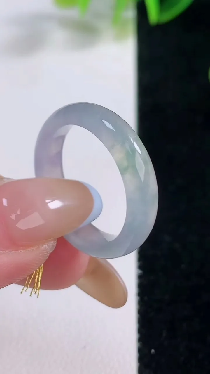 天然A货翡翠冰种飘花指环戒指，尺寸18.7-4.6-2.7，重量:3.44g2025年11月19日
