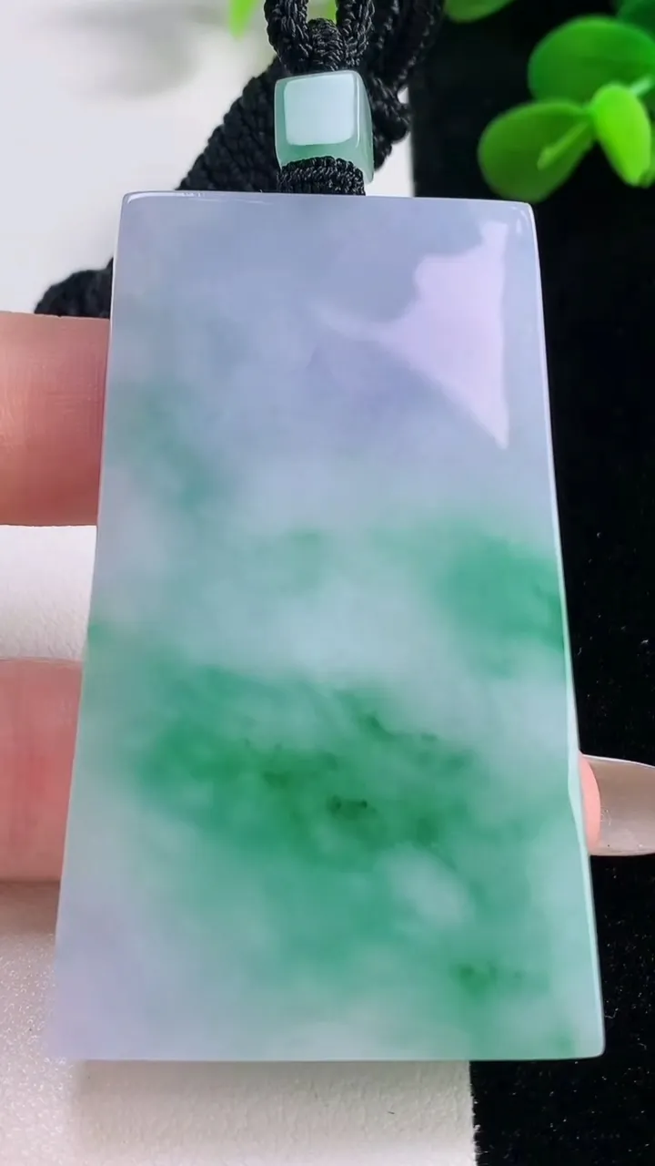 天然A货翡翠春带彩紫罗兰无事牌吊坠，尺寸60.7-35.8-5.9，重量:45.63g
11月19日