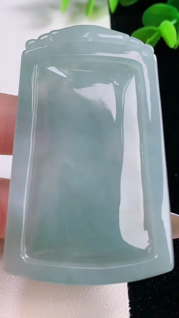 天然A货翡翠祥龙大日如来吊坠，尺寸64.4-39.7-9，重量:47.02g
11月19日