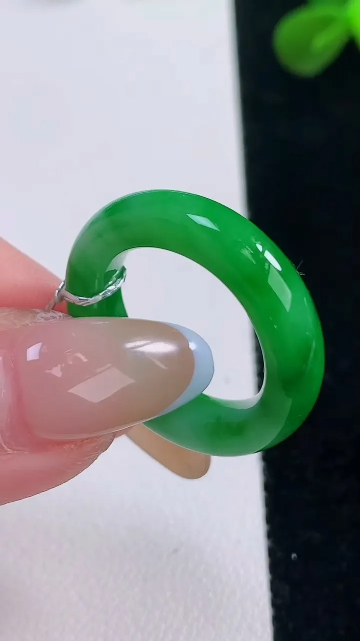 天然A货翡翠指环戒指，尺寸17.5-5-4，重量:4.92g2025年11月19日
工厂直销收藏佳品,种好水足，色泽均匀，有种有色，上手高大气！