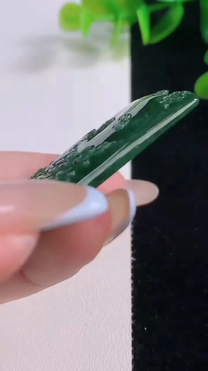 天然A货翡翠山水牌吊坠，尺寸65.6-33-6.3，重量:33.98g
11月19日