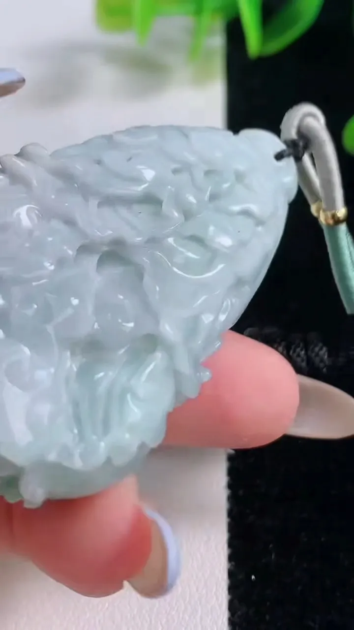 天然A货翡翠白菜吊坠，尺寸576-33.8-16，重量:51.77g
11月19日