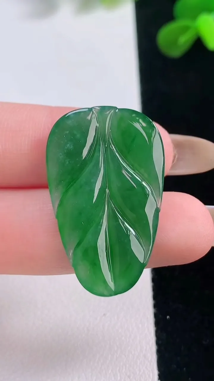 天然A货翡翠金枝玉叶 叶子吊坠，尺寸32.3-20.3-3.5，重量:4.61g
11月19日