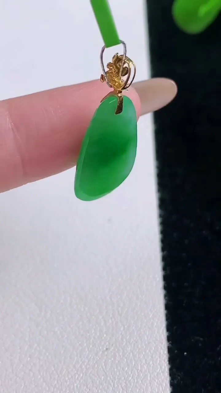 天然A货翡翠福瓜吊坠，尺寸21.5-11-2.7，重量:1.90g
11月19日