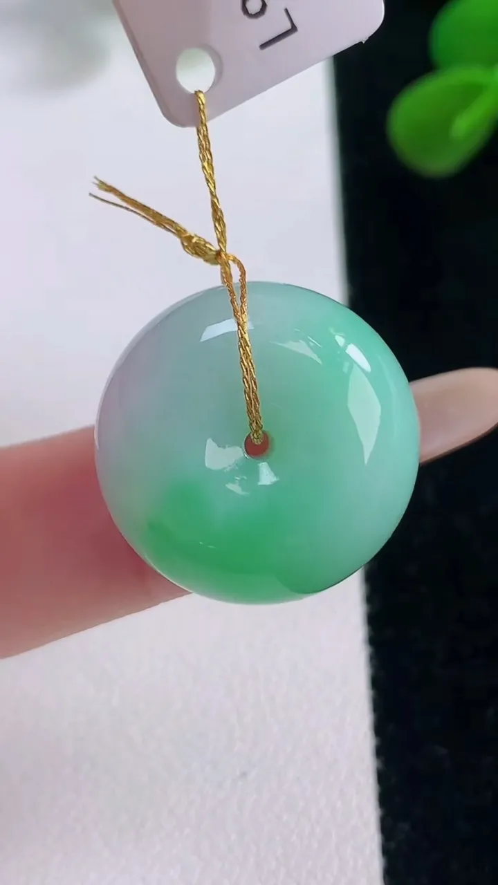 天然A货翡翠平安扣吊坠，尺寸20.5-11.7，重量:10.59g
11月19日