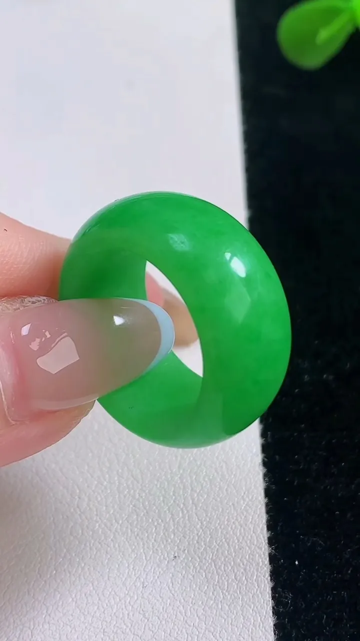 天然A货翡翠指环戒指，尺寸18.2-11.2-4，重量:10.12g2025年11月19日
工厂直销收藏佳品,种好水足，色泽均匀，有种有色，上手高大气！