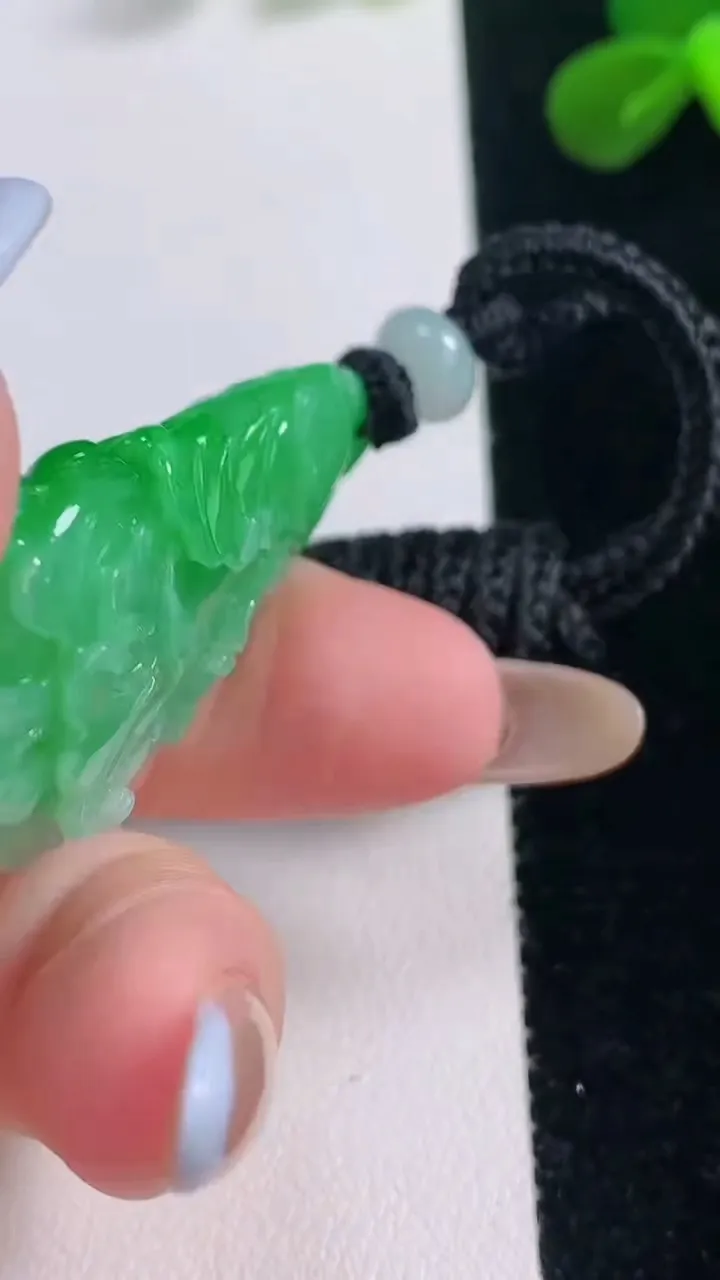 天然A货翡翠白菜吊坠，尺寸41.2-21.5-12，重量:22.34g
11月19日