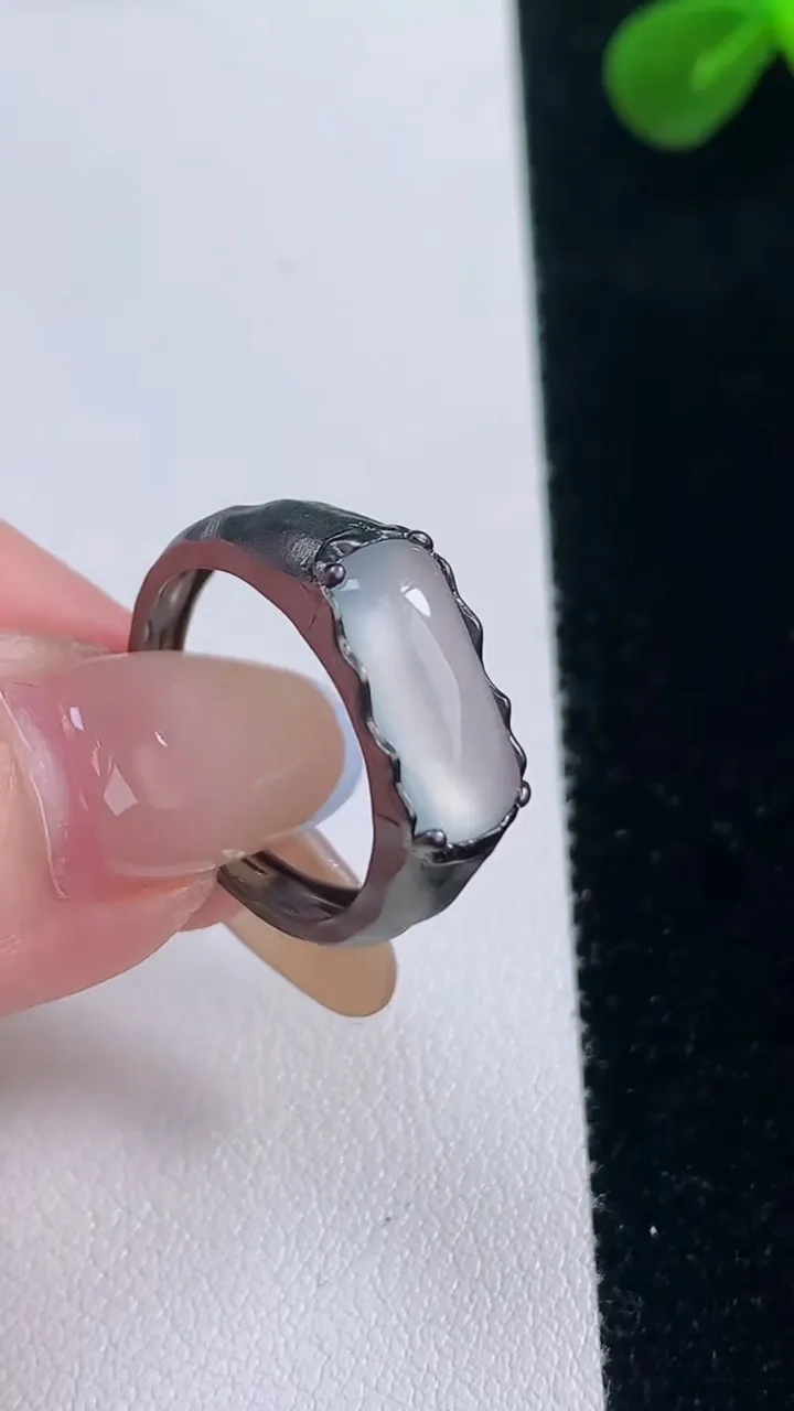 天然A货翡翠种白冰马鞍戒指，尺寸17.7-13-7.6-3.7，重量:3.52g2025年11月19日
工厂直销收藏佳品,种好水足，色泽均匀，有种有色，上手高大气！