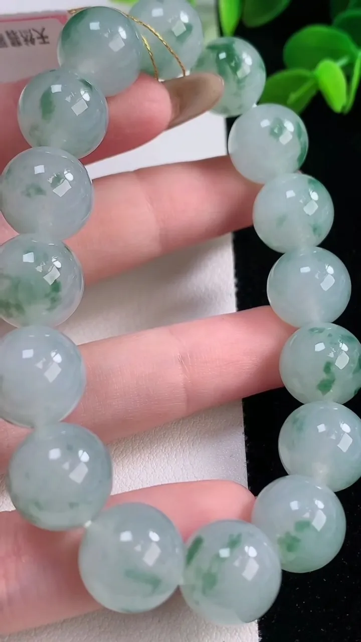 天然A货翡翠种飘花圆珠手串，尺寸12.5-16颗，重量:58.32g11月19日
工厂直销收藏佳品,种好水足，色泽均匀，有种有色，上手高大气！