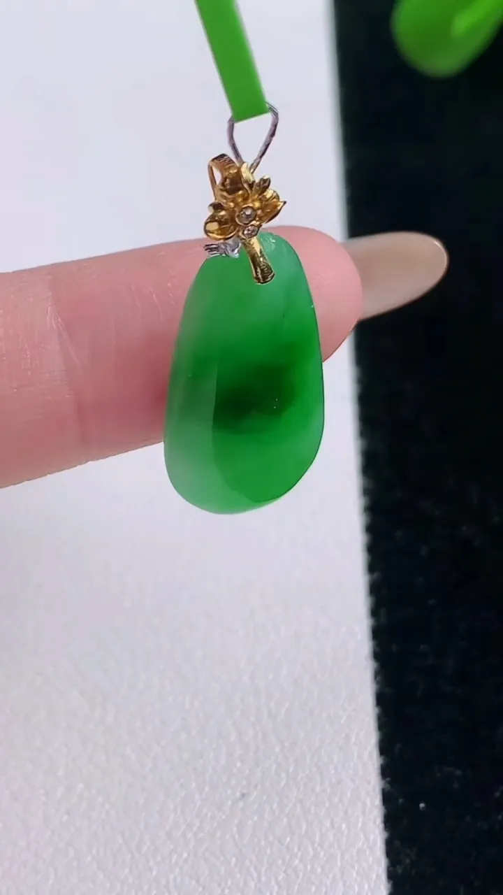 天然A货翡翠福瓜吊坠，尺寸21.5-11-2.7，重量:1.90g
11月19日