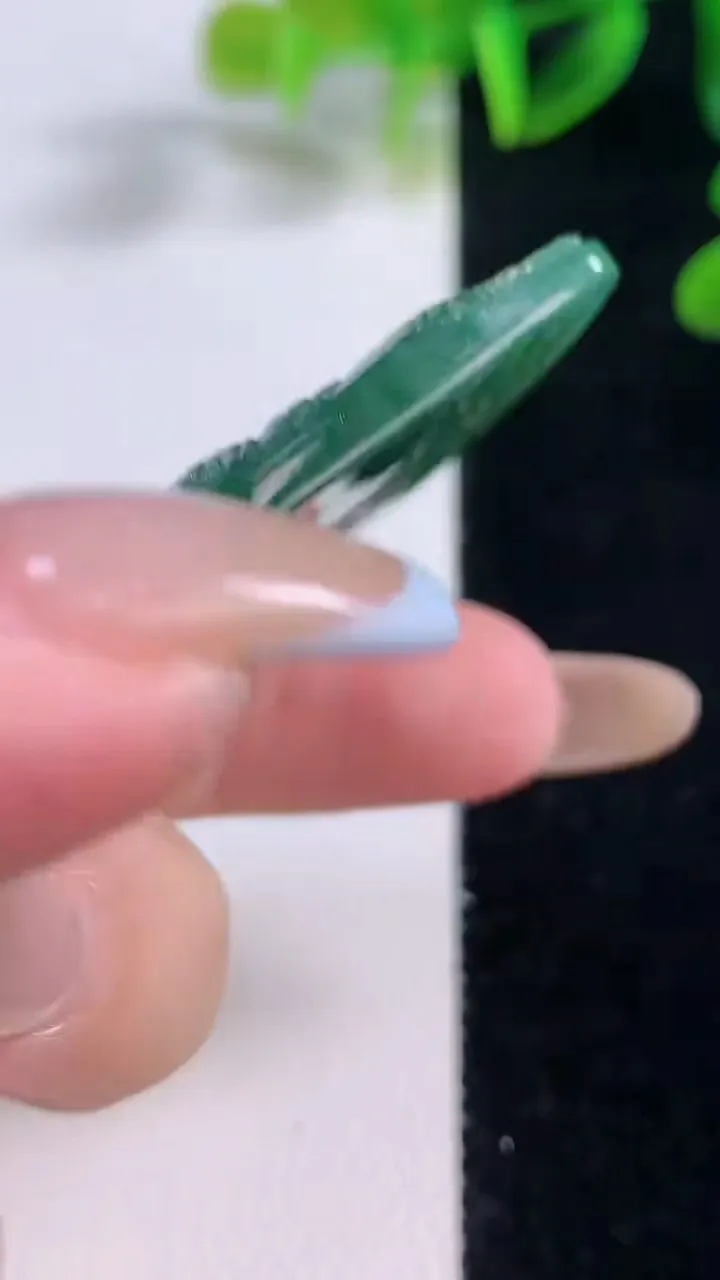 天然A货翡翠山水牌吊坠，尺寸67.3-38.6-5.7，重量:30.27g
11月19日