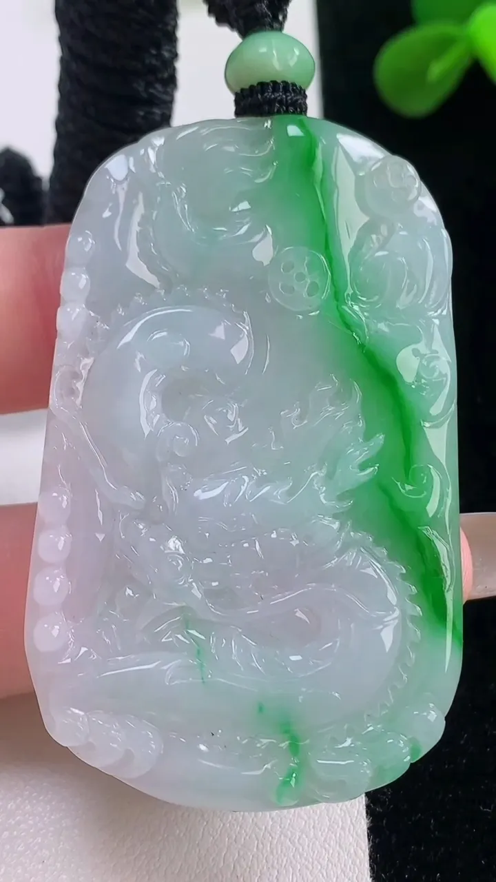 天然A货翡翠龙牌吊坠，尺寸56-33.5-4.5，重量:25.13g
11月19日