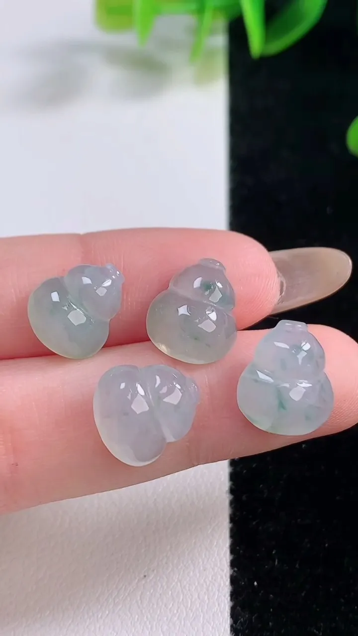 天然A货翡翠冰种飘花葫芦镶嵌件一手，尺寸11.5-11-4.7，重量:3.71g
11月19日