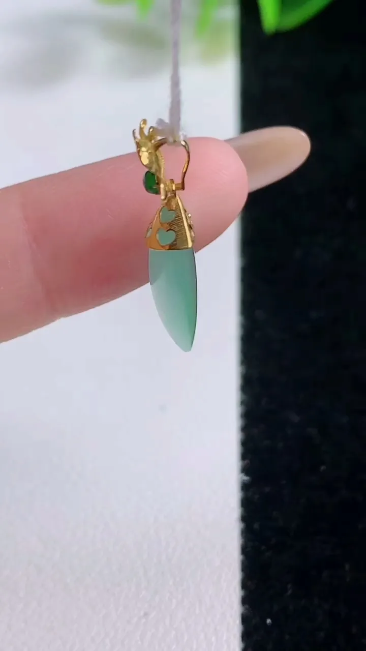 天然A货翡翠随形吊坠，尺寸16.8-9-4，重量:1.12g
11月19日