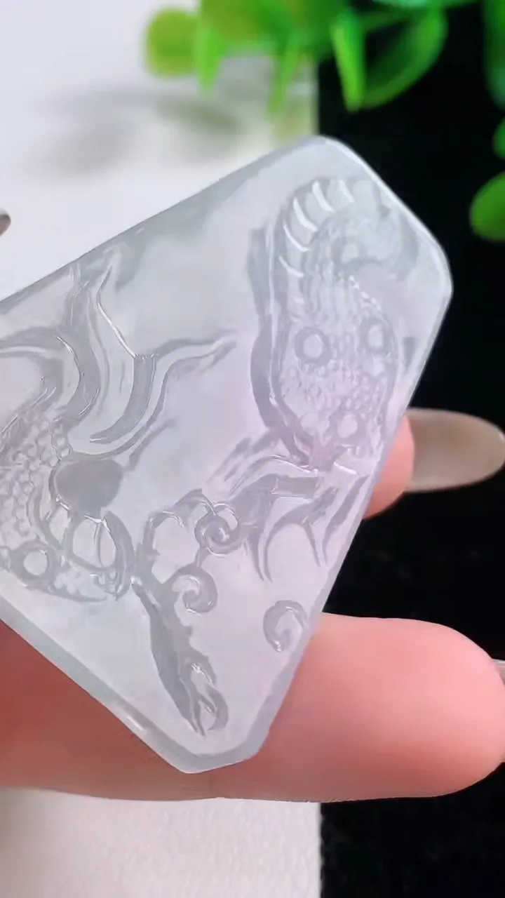 天然A货翡翠冰种飘花龙牌吊坠，尺寸48-39.8-5.4，重量:19.26g
11月19日