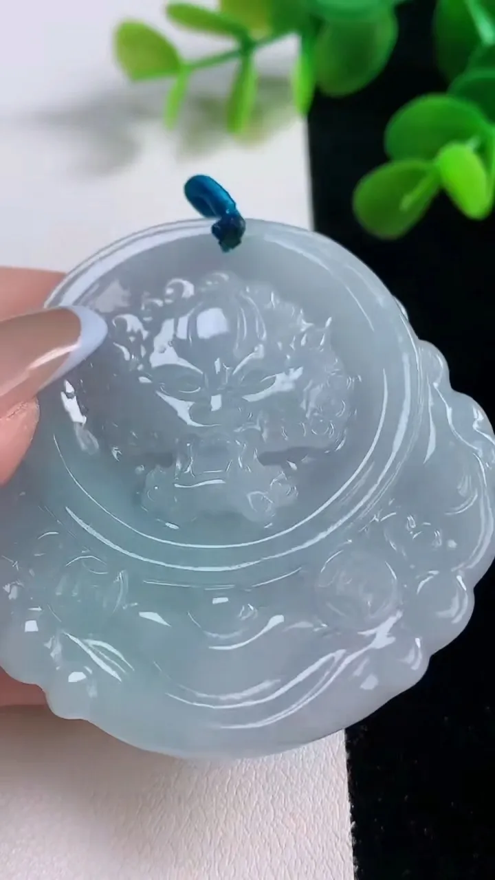 天然A货翡翠财神爷吊坠，尺寸53.7-52.4-10，重量:55.57g
11月19日