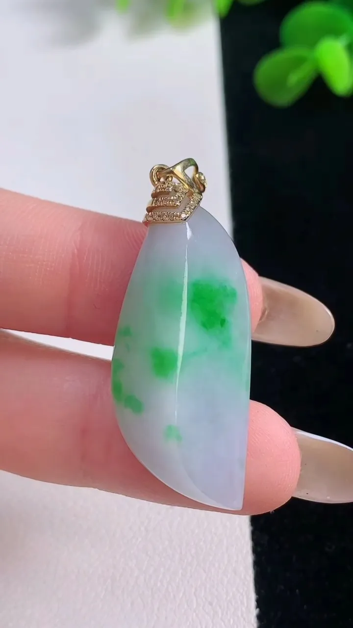 天然A货翡翠随形吊坠，尺寸35-15.3-10，重量:9.03g
11月19日